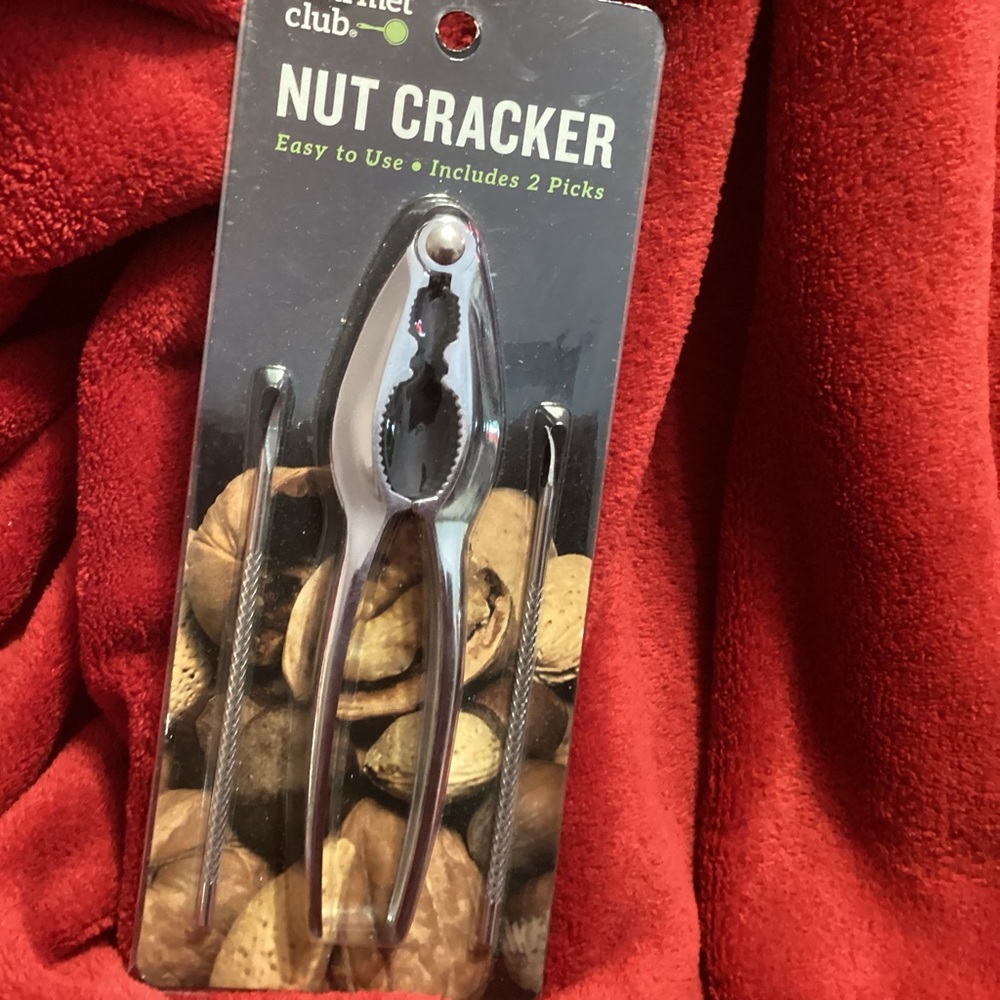 New Gourmet Club nut cracker set with 2 picks